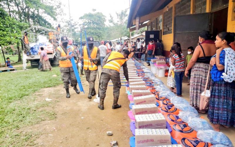Ejército de Guatemala apoya entrega de víveres a damnificados por lluvias en Alta Verapaz