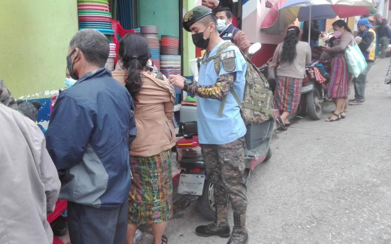 Segunda Brigada de Policía Militar efectuó vacunación móvil en el mercado de San Juan Sacatepéquez