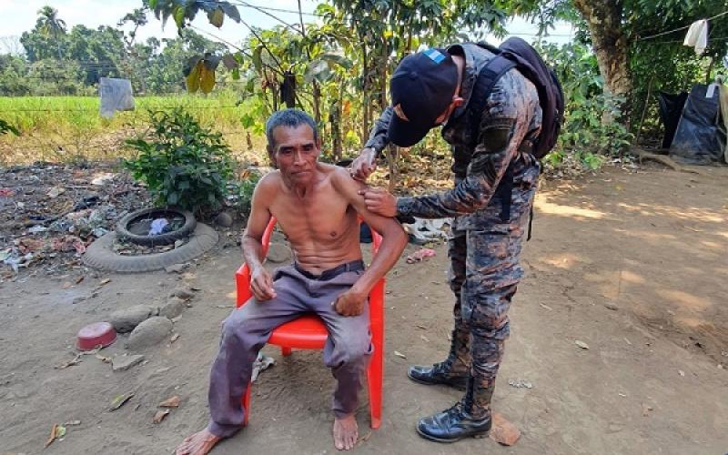 Brigadas del Ejército de Guatemala intensifican vacunación móvil en los departamentos