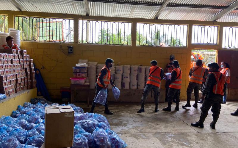 Entrega de ayuda humanitaria a las familias afectadas por inundaciones registradas en la aldea Arapahoe, Morales, Izabal.