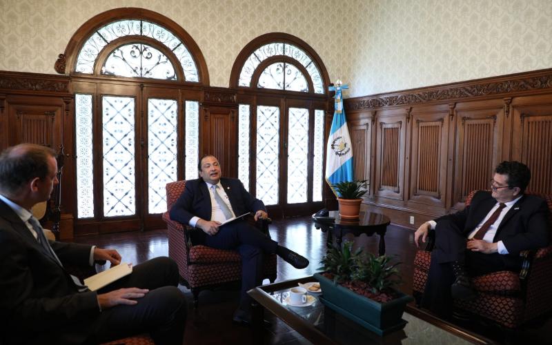Canciller Mario Búcaro conversa sobre oportunidades de inversión en Guatemala con directivos de revista LatAm Investor