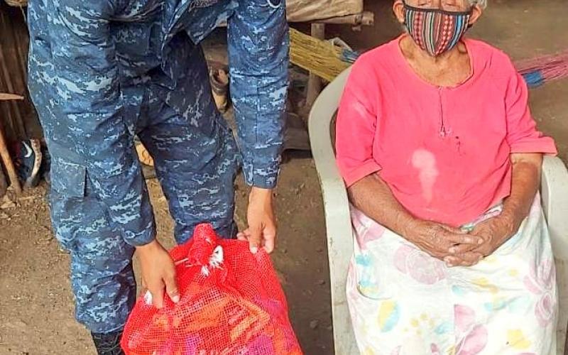 Brigada de Infantería de Marina apoyó entrega de víveres a adultos mayores de El Estor, Izabal