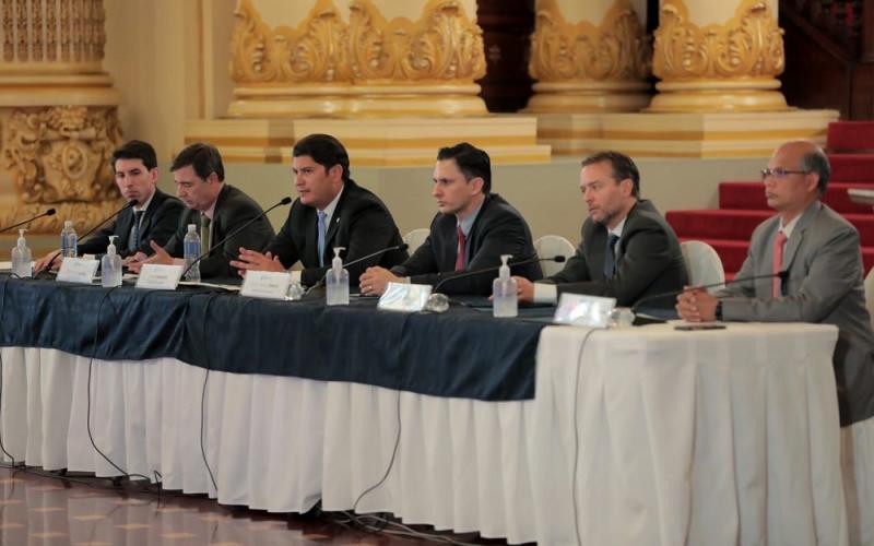El Ministro de Economía, Janio Rosales (tercero de Izq. a Der), preside la confeencia de prensa con autoridades del sector privado y embajadores de España y la India.