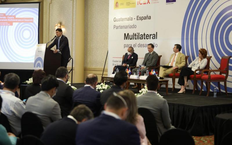 El ministro de Economía, Janio Rosales, durante su intervención.