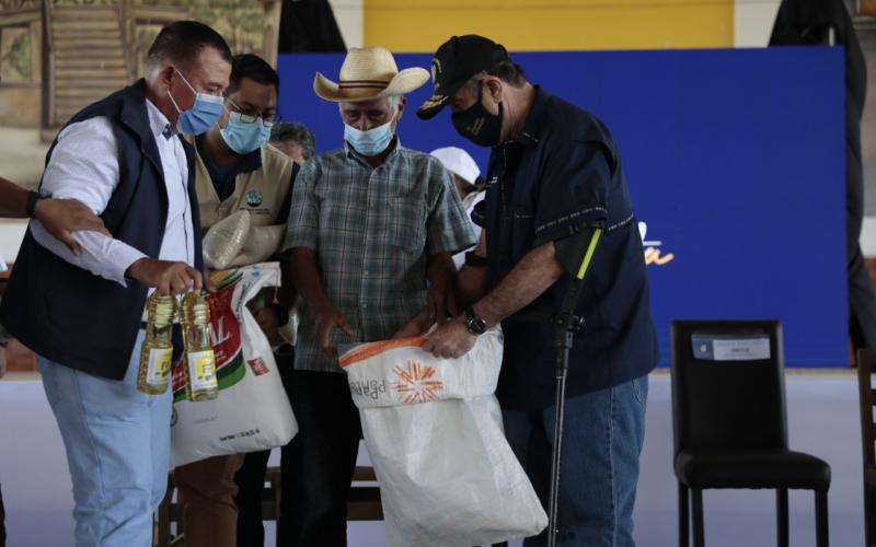 Más de mil familias en Zacapa reciben raciones de alimentos 