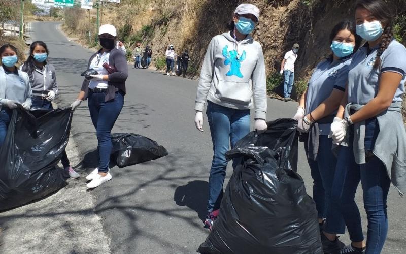 Jóvenes quichelenses reciben capacitación sobre incendios forestales