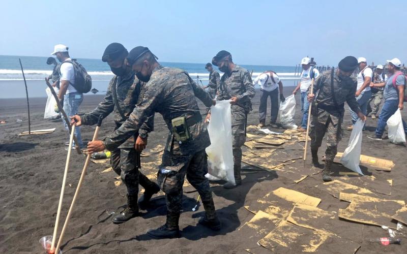 Ejército de Guatemala apoya limpieza de playa pública del Puerto de San José