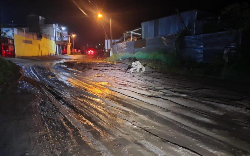 Flujo de lodo afectó carretera en Almolonga, Quetzaltenango.