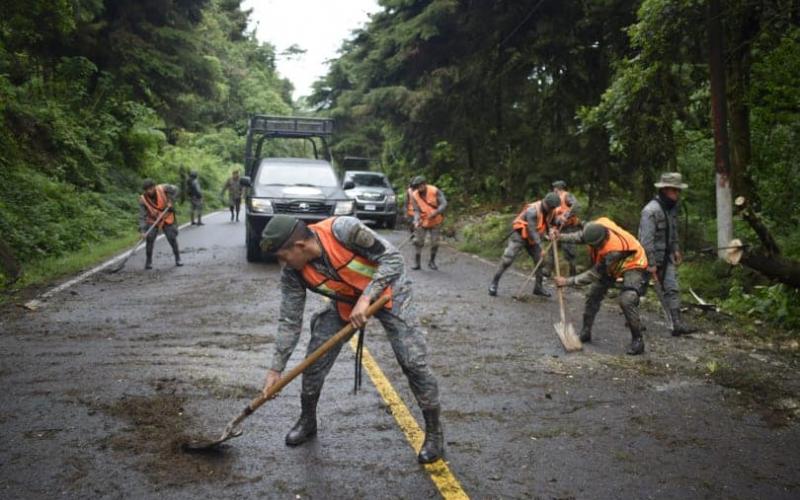 Brigada de Operaciones para Montaña del Ejército de Guatemala, en coordinación con la CONRED, realiza trabajos de despeje en carretera principal, kilómetro 265, ruta a Malacatán, San Marcos. Fuente: Ejército de Guatemala.