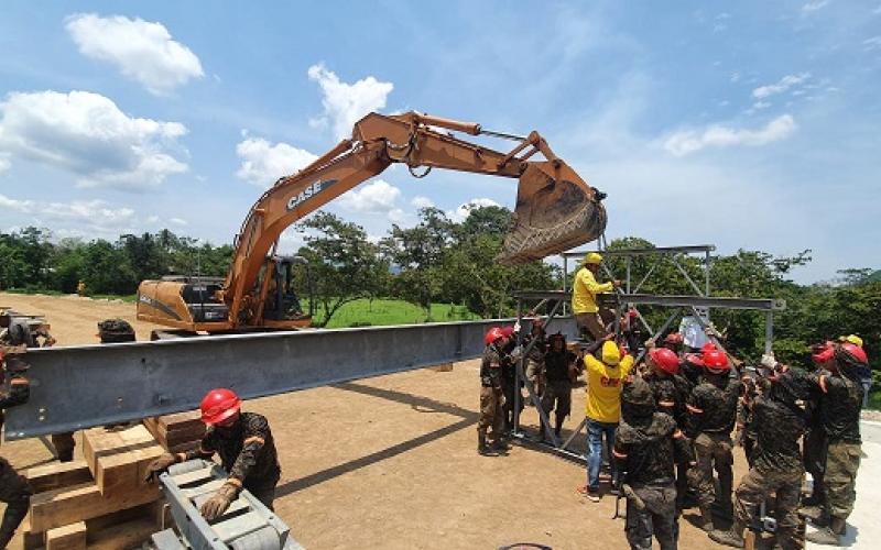 Instalación de un puente Mabey Compact 200, en el kilómetro 312, aldea Modesto Méndez, en el municipio de Livingston, Izabal