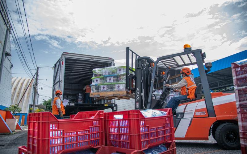 Carga de ayuda humanitaria dentro de las instalaciones de la Secretaría Ejecutiva de la CONRED.