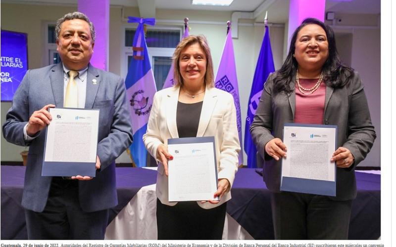 De Izq. a Der. se observa al gerente de la División de Banca Personal de BI, Edgar Chavarría; la Registradora del RGM, Claudia Solares; y la Coordinadora de Proyectos de la Subgerencia de Banca Moderna del Banco Industrial, Lucrecia de Arriola.