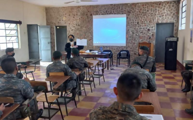 Capacitan a militares de Zacapa sobre reciclaje y el Reglamento 164-2021