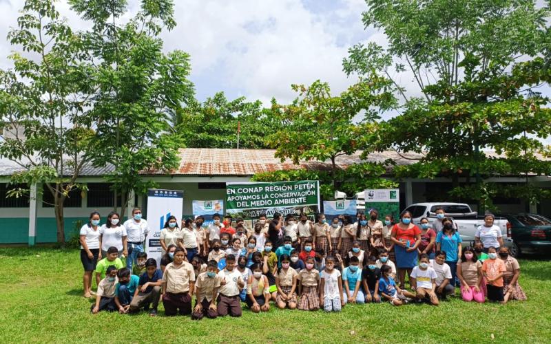 Jóvenes de San Andrés Petén eliminan contaminación y se forman como Guardianes Ecológicos