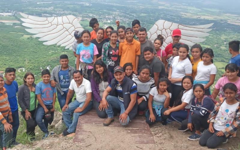 Estudiantes de Teculután aprenden del medioambiente y plantan árboles