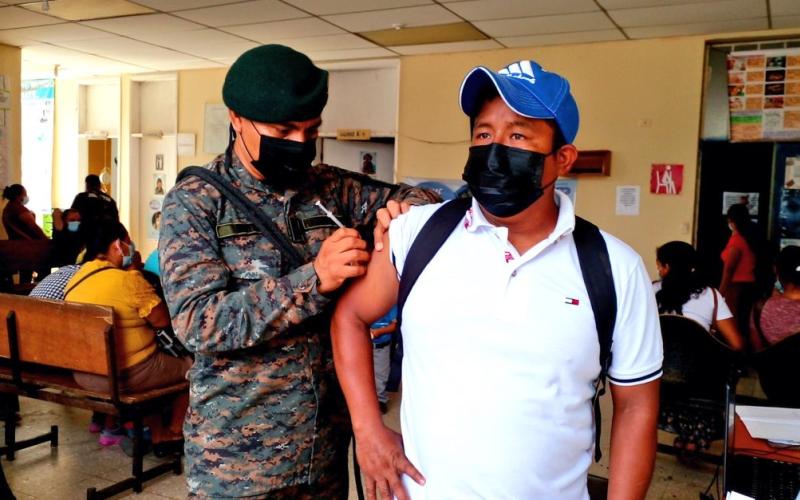 Soldados del Ejército de Guatemala han vacunado a más de 2.5 millones de personas