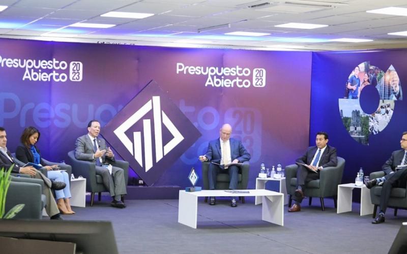 El viceministro de Desarrollo de la MIPYME, Fernando Escalante (primero de izq a der).