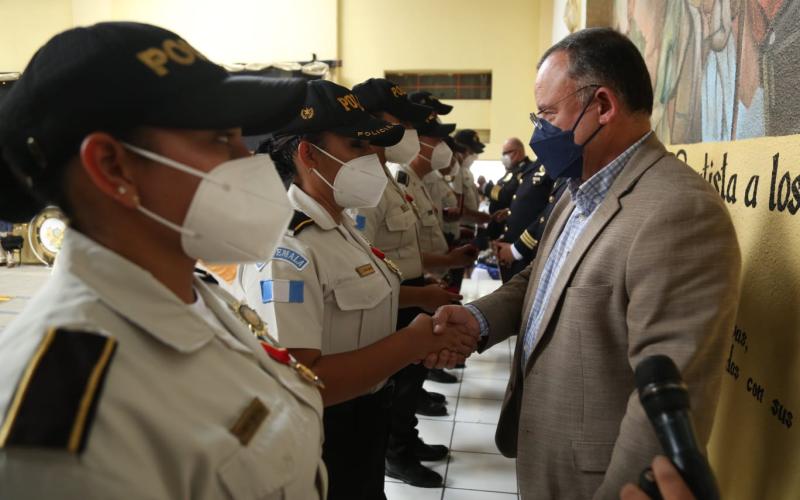 Personal policial destacado es condecorado