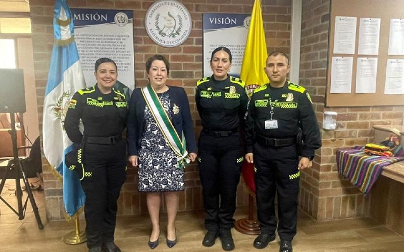 Policía de Colombia condecora a embajadora guatemalteca por contribuciones en cooperación