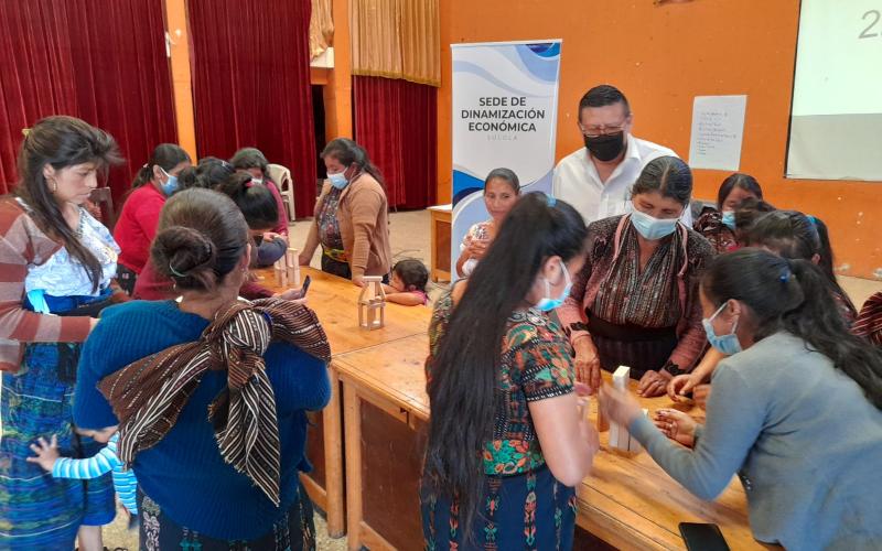 Personas reciben capacitación de emprendimiento en Sololá