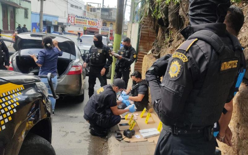 PNC inspecciona vehículo con posibles ilícitos en Mixco