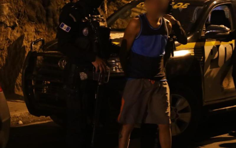 Localizan droga dentro de vehículo en Mixco