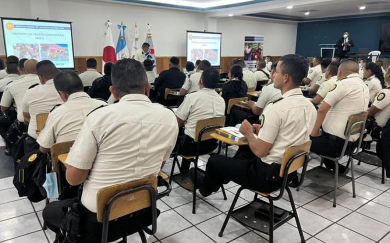 Capacitan a agentes en Policía Comunitaria