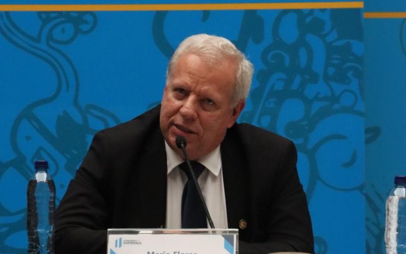 Viceministro de Edificios Estatales y Obras Públicas en conferencia de prensa