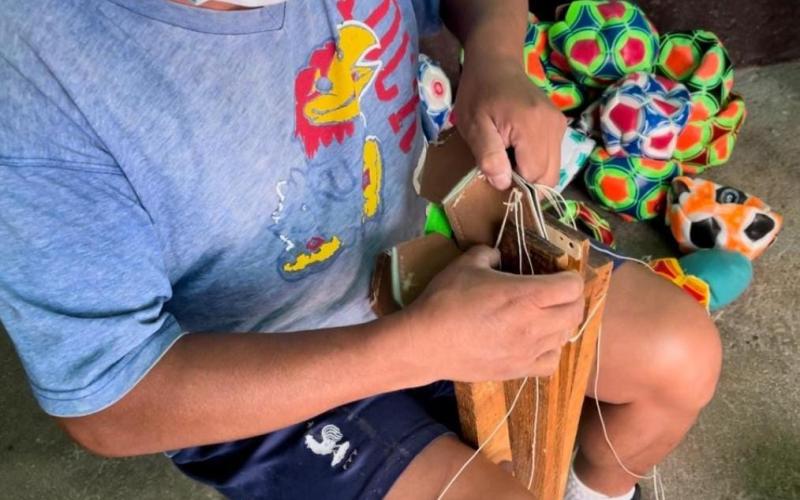 Reos aprenden a elaborar balones de futbol