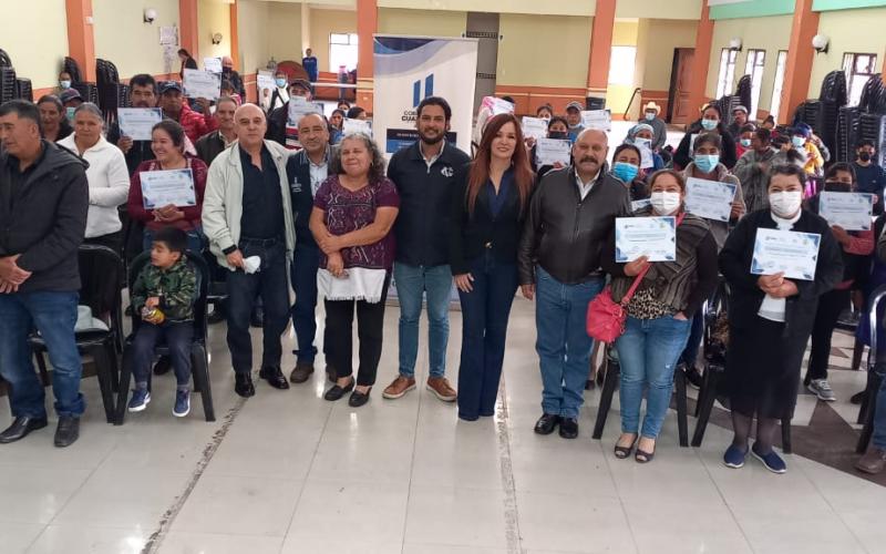 Los productores reciben sus diplomas.