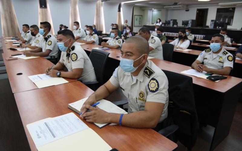 Policías se capacitan en atención a ciudadanos con discapacidad