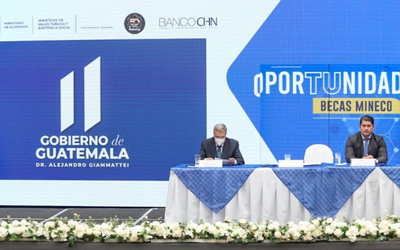 El presidente Giammattei presidió el evento de entrega de becas.