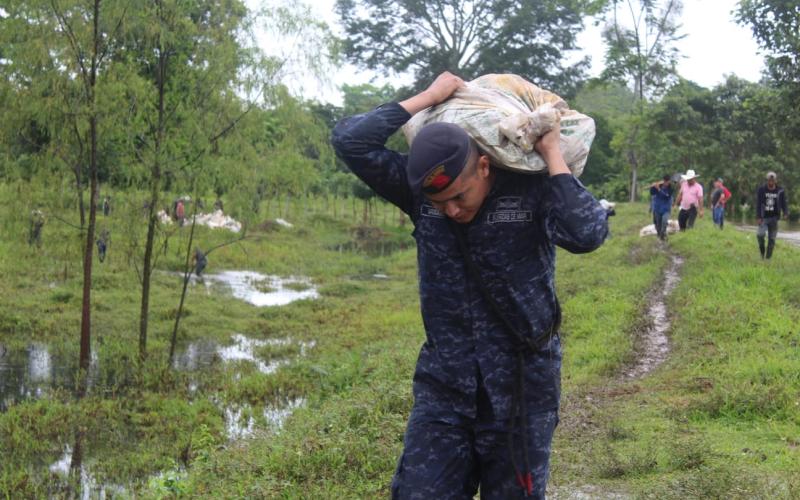 Brigada de Infantería de Marina auxilia a comunidades ante crecida del río Motagua
