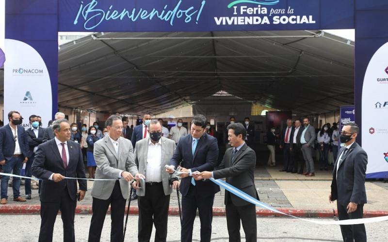 El presidente Giammattei (centro) inauguró la feria de vivienda social.