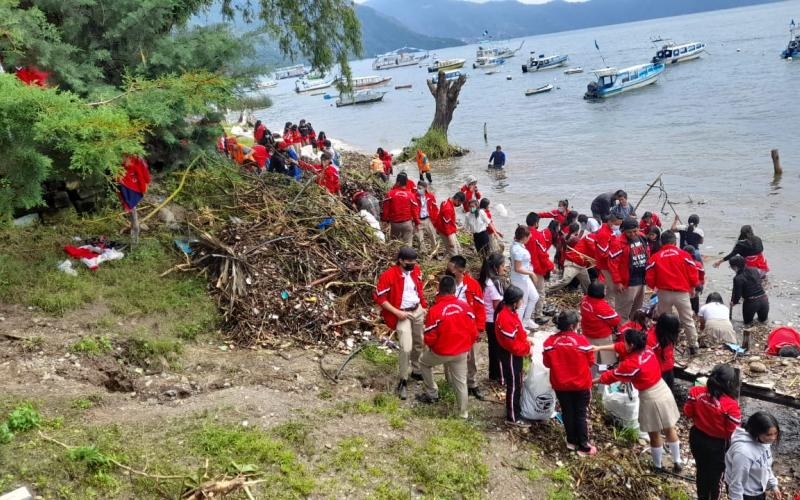MARN acompaña jornada de saneamiento ambiental en el Lago de Atitlán