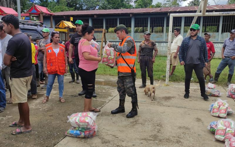 Ejército de Guatemala continúa entregando ayuda humanitaria para afectados por ciclón “Julia”