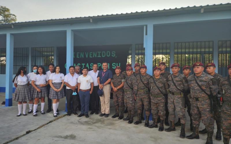 Reconocen labor de Brigada de Fuerzas Especiales por remozamiento de Instituto en Petén