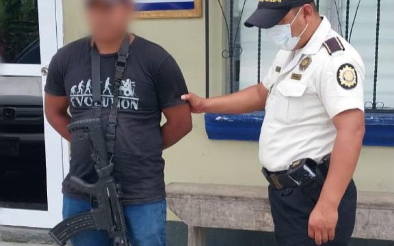 Capturan a hombre con arma de grueso calibre en Izabal