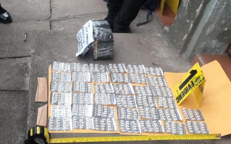 Capturan a una persona por traslado de piedras de crack dentro de su automóvil