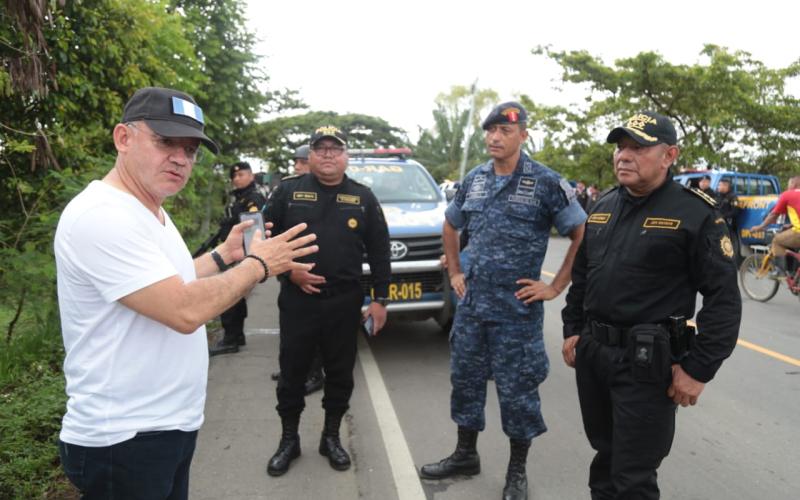 Autoridades interceptan paso de caravana de migrantes en Guatemala 