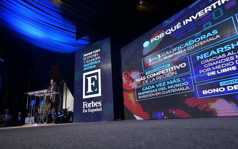 El ministro de economía, Dr. Janio Rosales durante su participación en  el evento.