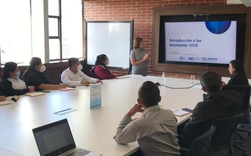  Andrea Romero, Gerente de Competitividad de CIG y Experta Internacional en Incoterms 2020, impartió la capacitación.