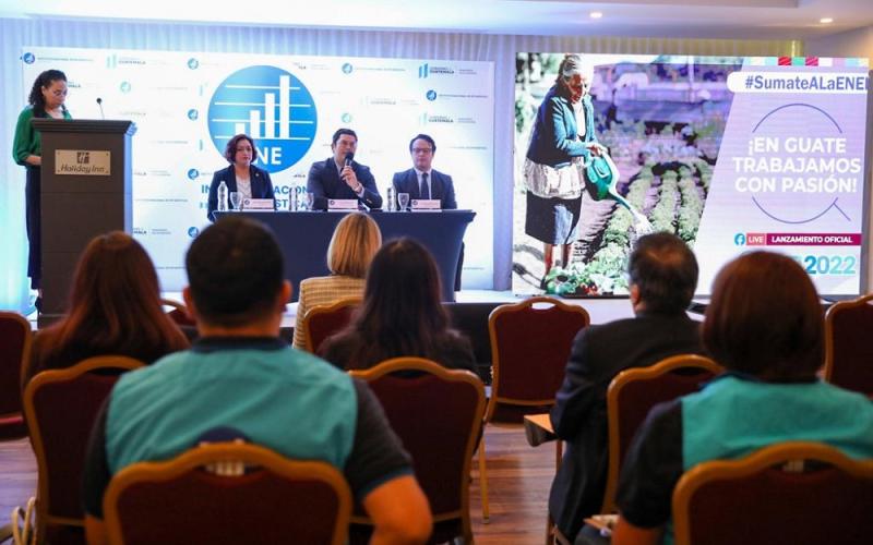 El Ministro de Economía Dr.  Janio Rosales (centro) presidió el evento.