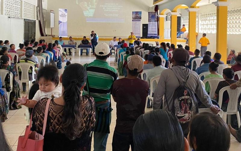 Personas reciben información de oferta crediticia para emprendimientos en Alta Verapaz