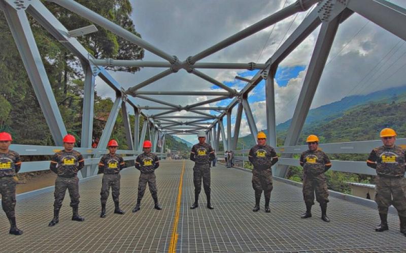 Cuerpo de Ingenieros del Ejército instala puente Warren en Tamahú, Alta Verapaz.