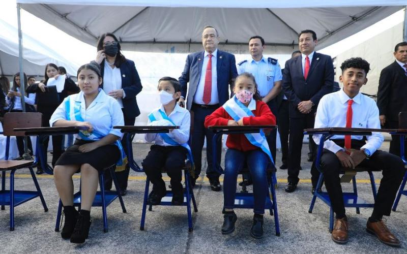 Entrega de mobiliario a escolares