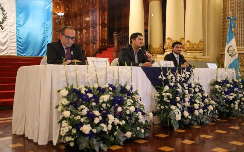 El Ministro de Economía Dr.  Janio Rosales (centro) presidió el evento . 