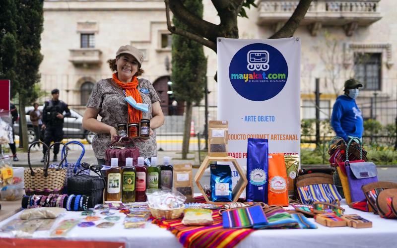 Mujeres sobrevivientes de violencia exponen productos artesanales