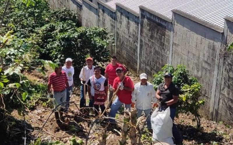 MARN y voluntarios eliminan basurero en Santo Tomás La Unión, Suchitepéquez