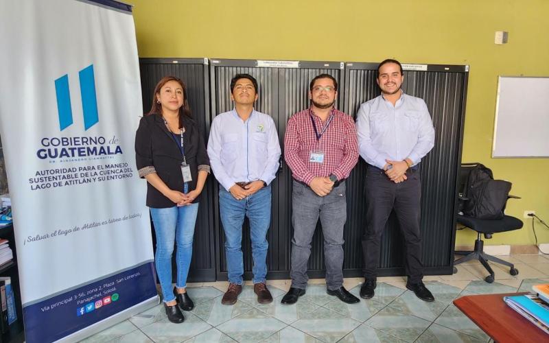 Viceministro del Agua establece alianzas para trabajar por el saneamiento del lago de Atitlán